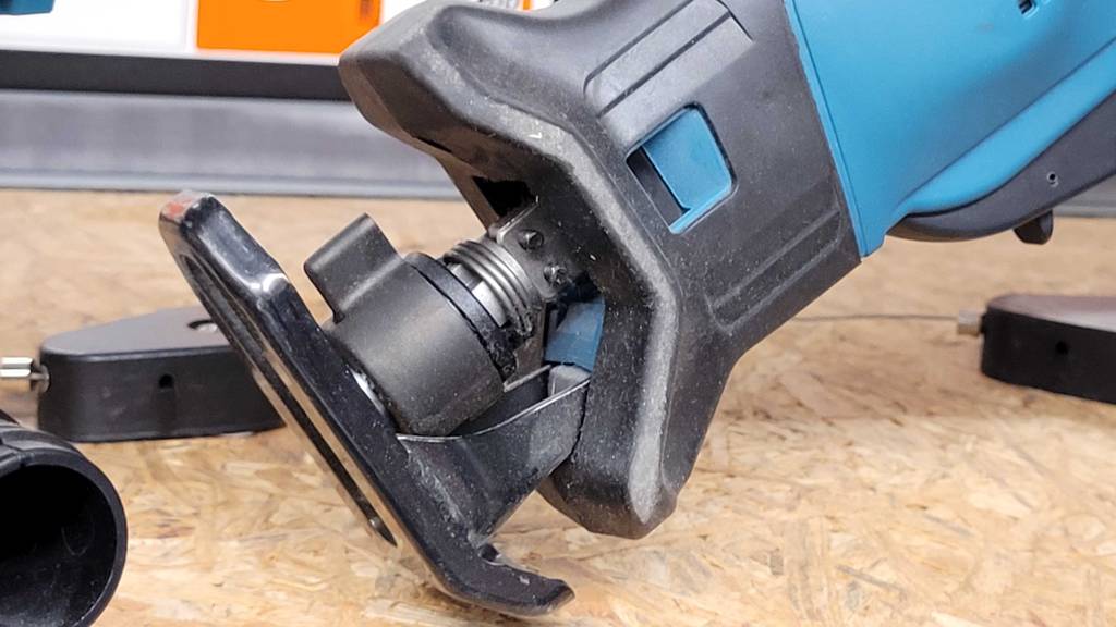 Detailansicht der Verarbeitung einer getesteten Makita Säbelsäge.