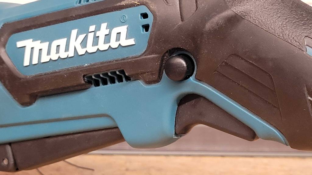 Auf einer getesteten Makita Säbelsäge ist groß der Markenname aufgestanzt.