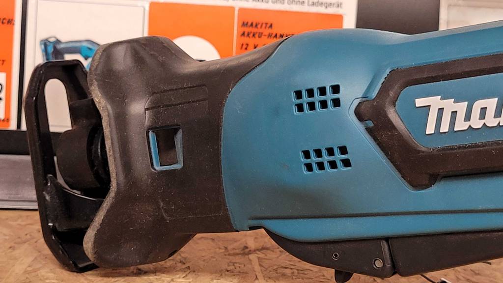 Makita Säbelsäge im Test: Blick auf den vorderen Teil eines Geräts.