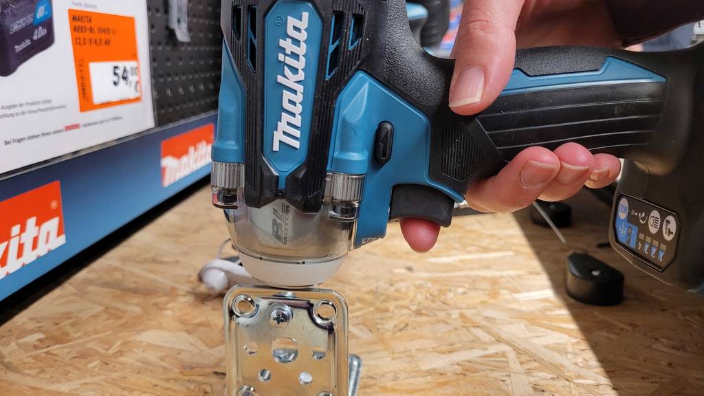 Eine Hand testet einen Makita Schlagschrauber.