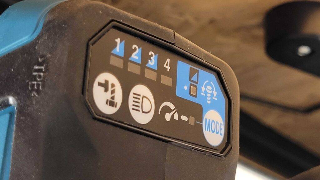 Detailansicht des Displays für die verschiedenen Moduseinstellungen eines getesteten Makita Schlagschraubers.