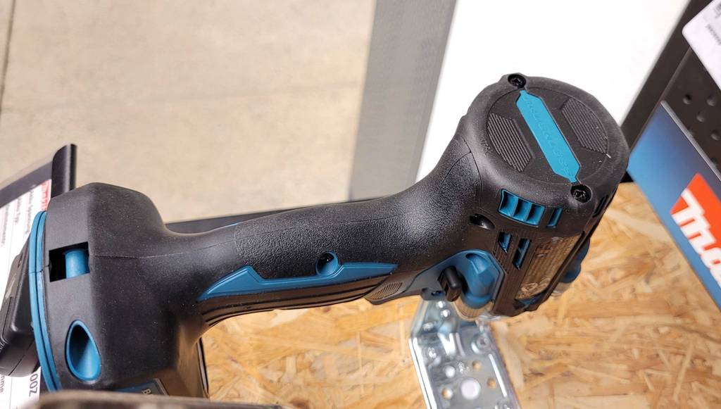 Makita Schlagschrauber im Test: Blick von oben auf den Griff eines Geräts.