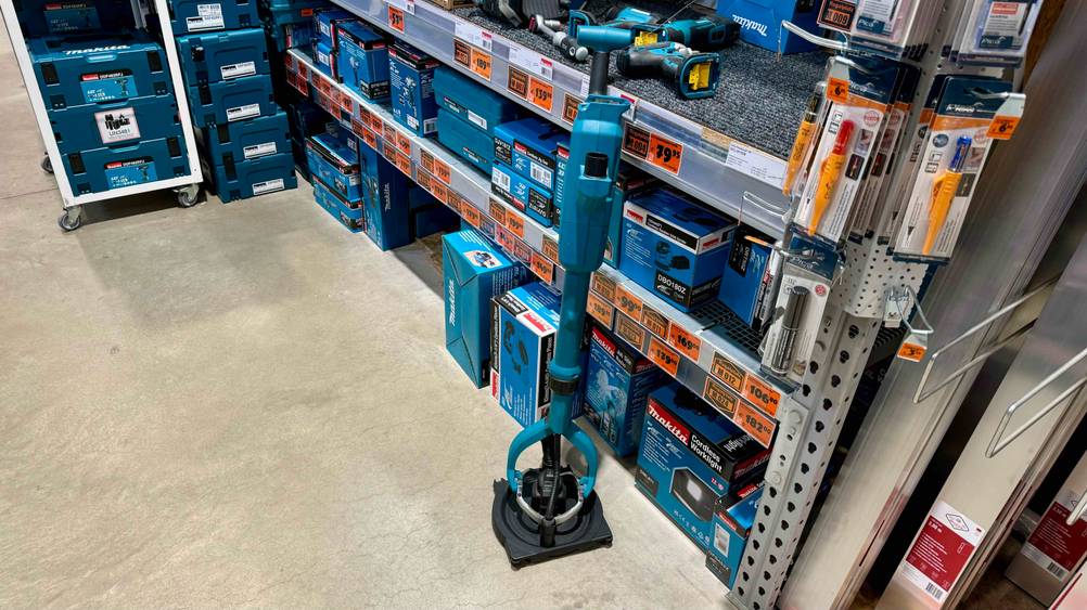 Rückseite eines Makita-Akku-Staubsauger im Test vor einem Regal stehend.