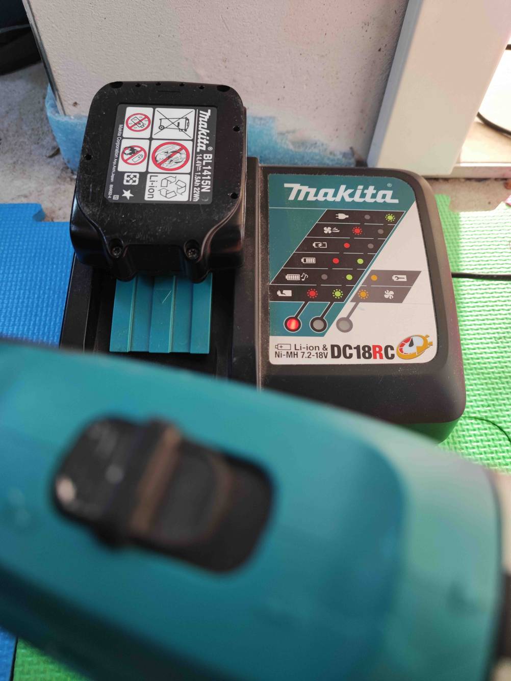 Akku mit Ladestation eines getesteten Makita Akkuschraubers.