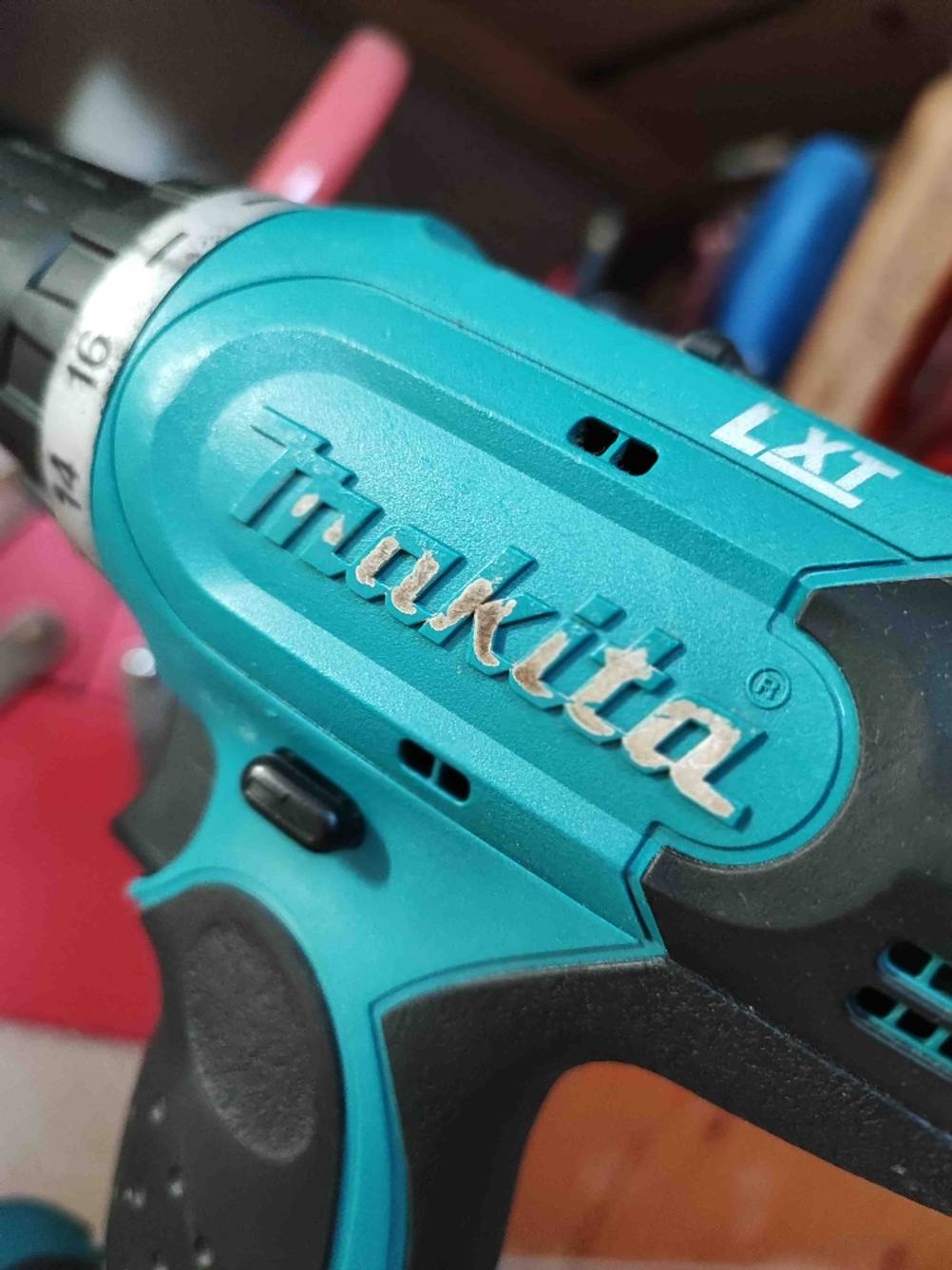 Makita Akkuschrauber im Test: an der Seite eines Geräts ist der Markenname groß aufgraviert.