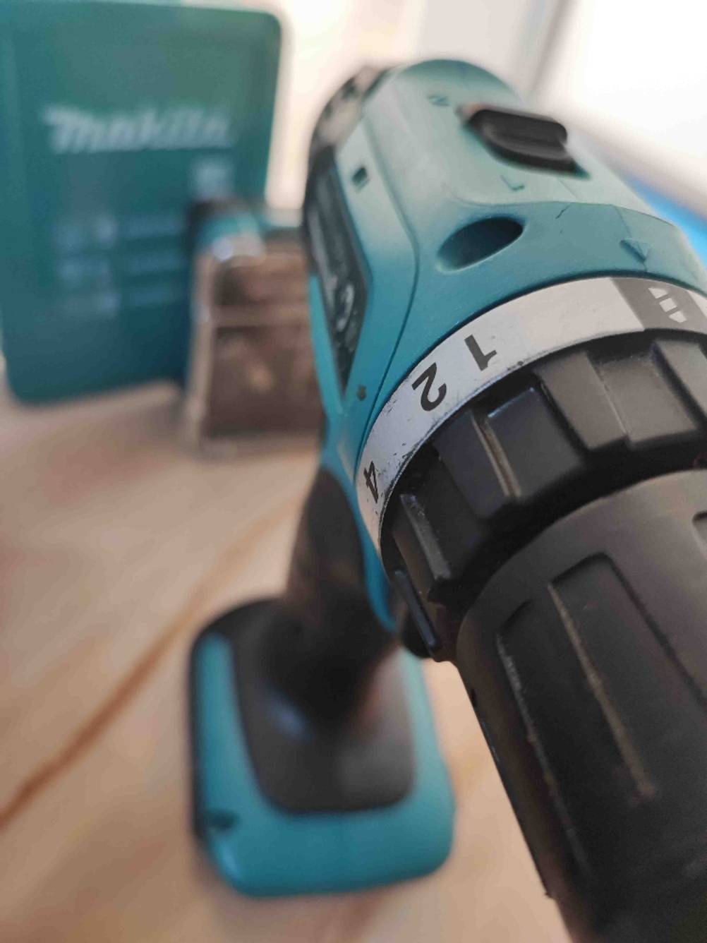 Detailansicht Vorderteil mit Einstellrad eines getesteten Makita Akkuschraubers.