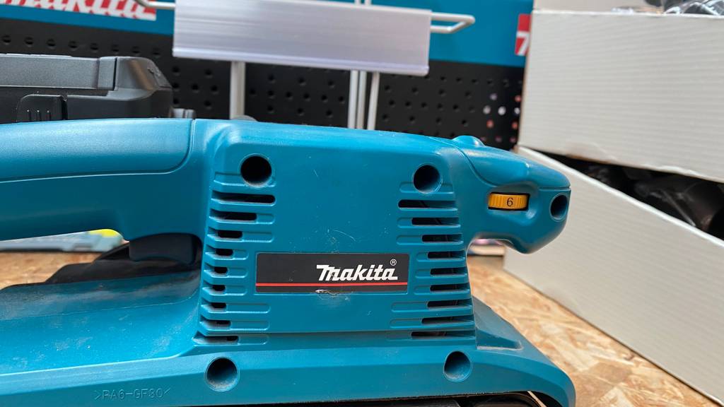 Makita-Bandschleiter getestet: Detailansicht von der Seite.