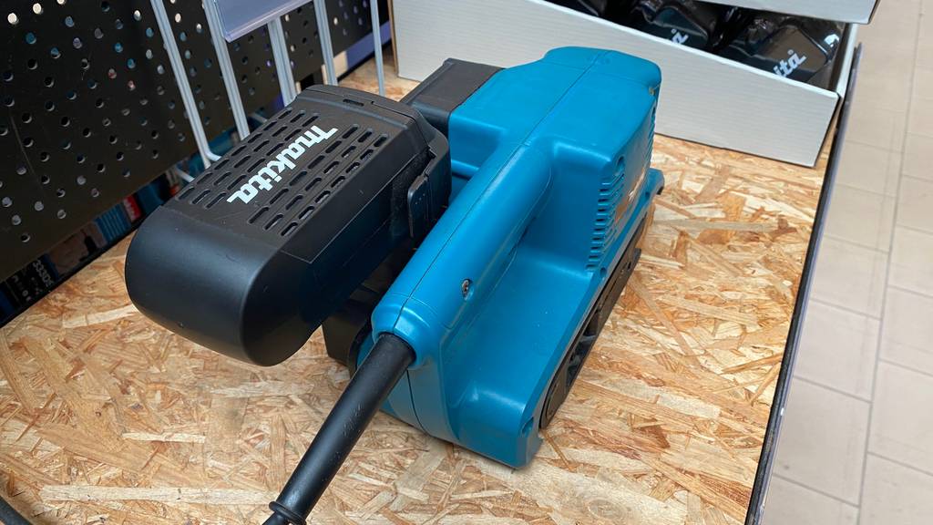Makita-Bandschleifer im Test: Detailansicht des Geräts.