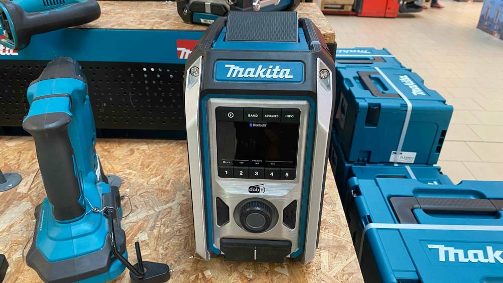 Neben dem getesteten Makita-Baustellenradio DMR112 befinden sich weitere Produkte.