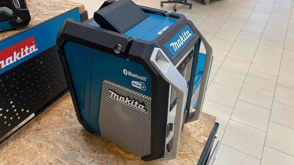 Makita-Baustellenradio DMR112 getestet: Auf Radio steht der Markenname.