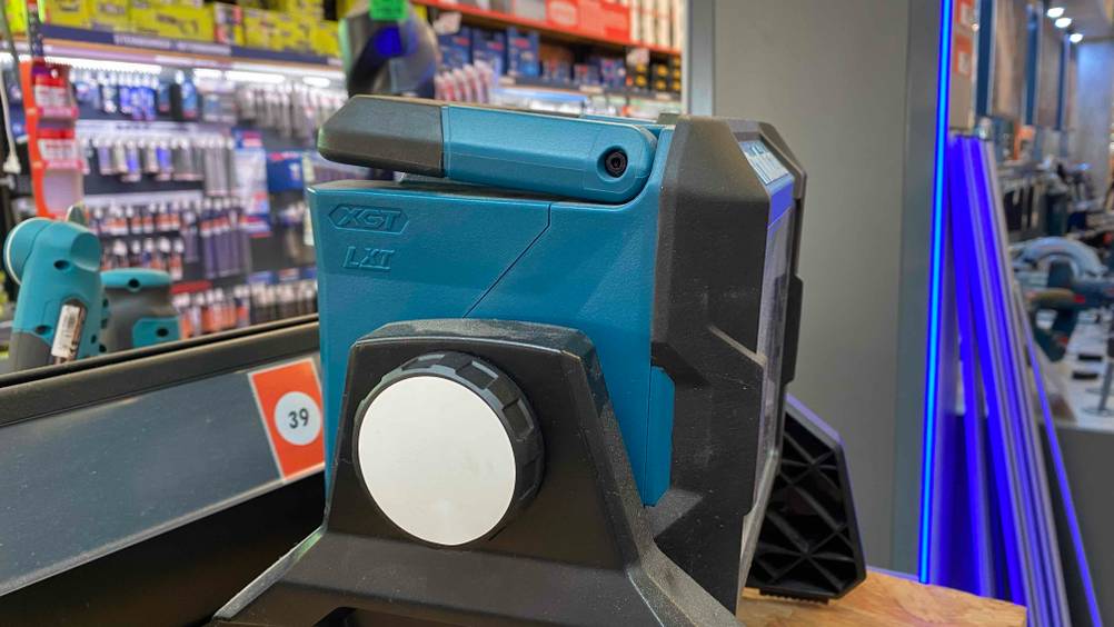 An dem getesteten Makita-Baustrahler ML003G ist ein Drehregler angebracht.