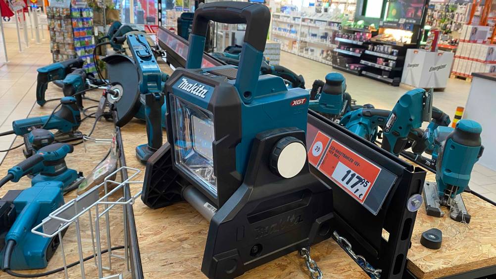 Makita-Baustrahler ML003G getestet: Baustrahler steht auf einem Untergrund aus Holz.