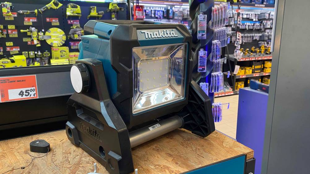 Makita-Baustrahler ML003G im Test: Auf dem Gerät ist der Markenname abgebildet.