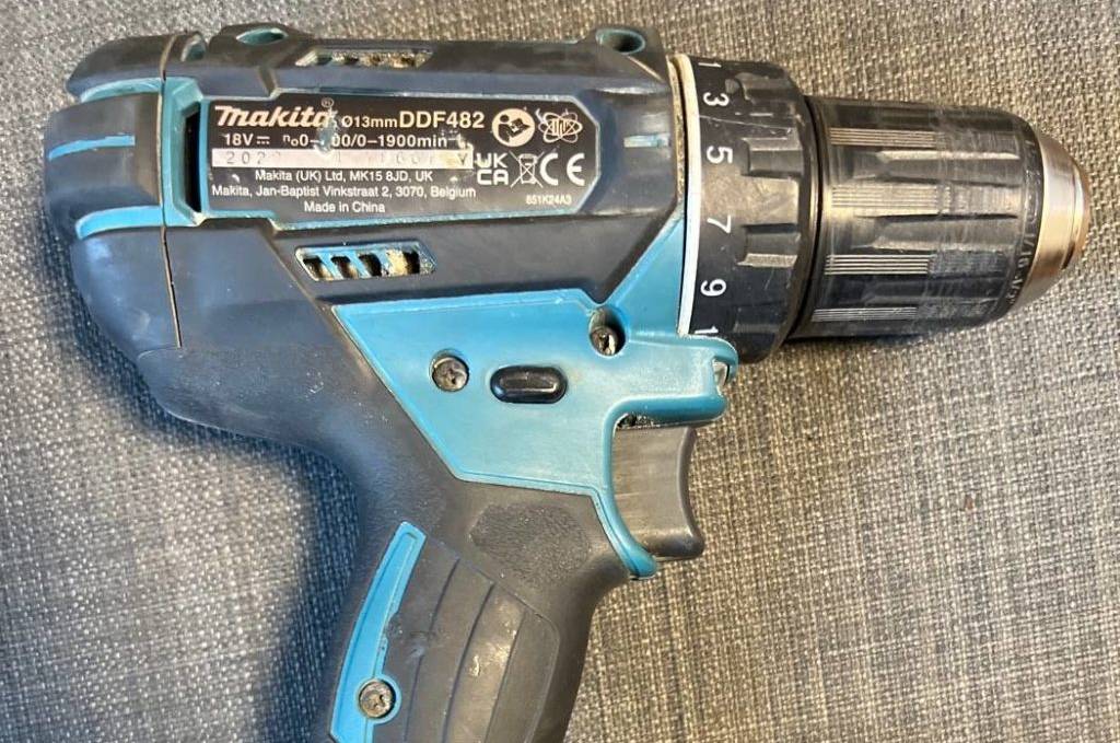 Akku-Bohrschrauber im Test: das Modell DDF482RFJ von Makita im hellblau-schwarzen Design liegt ohne Akku auf einem grauen Stoff.
