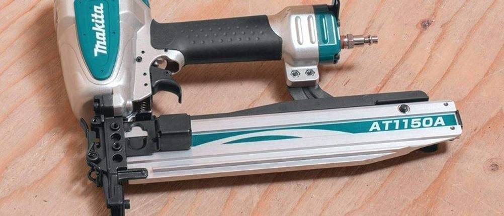 Druckluft-Tacker von Makita auf einer Holzplatte