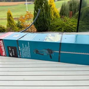 Der Karton der Makita DUH507Z liegt auf einem Tisch