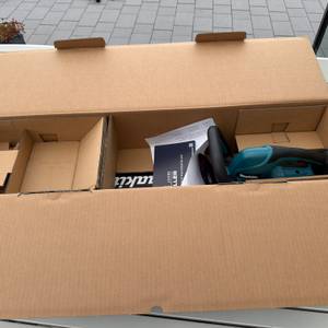 Der geöffnete Karton der Makita DUH507Z von oben