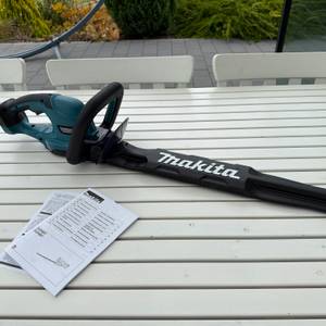 Der Lieferumfang der Makita DUH507Z liegt auf einem Tisch