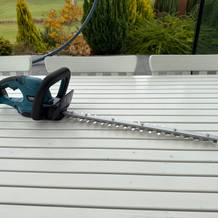 Die Makita DUH507Z liegt auf einem Tisch