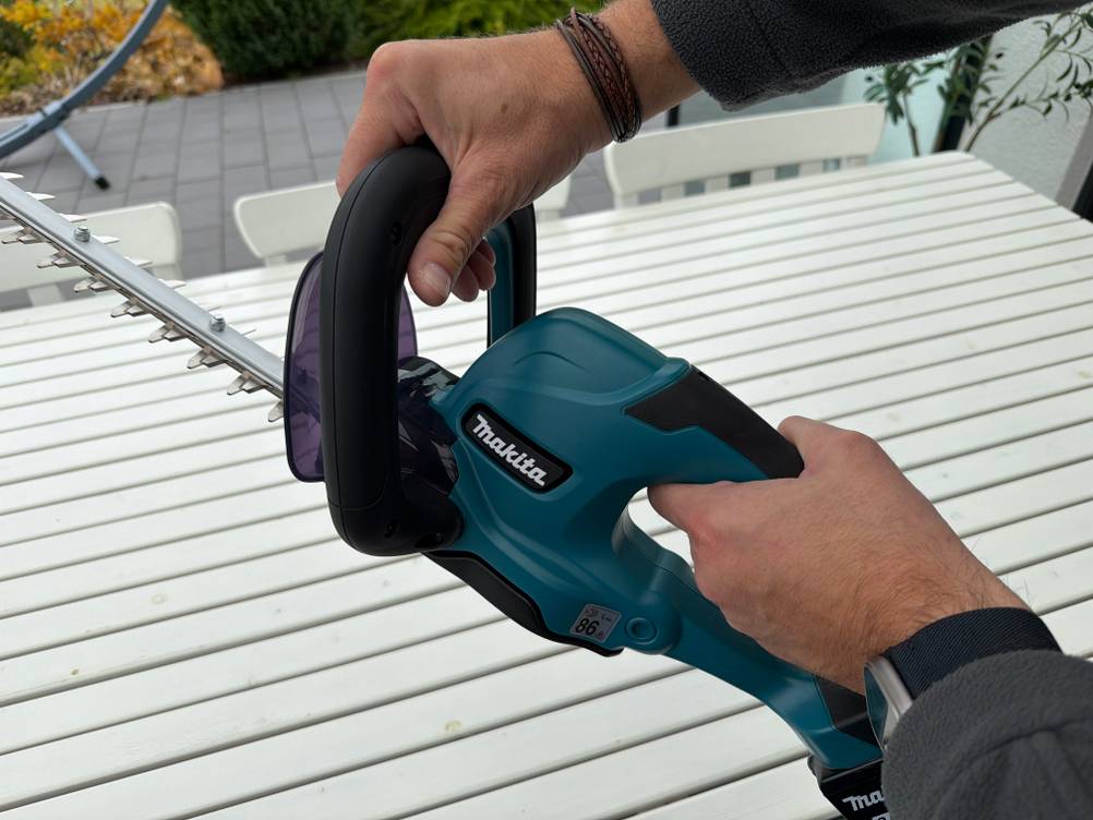 Eine Hand hält die Makita DUH507Z fest