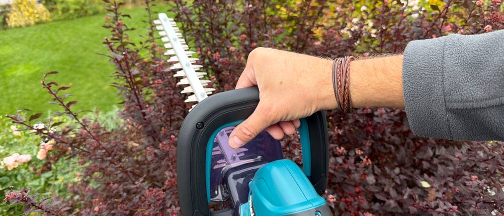 Mit der Makita DUH507Z wird ein Strauch geschnitten