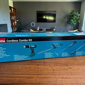 Der Karton der Makita DUH523Z steht auf einem Tisch.