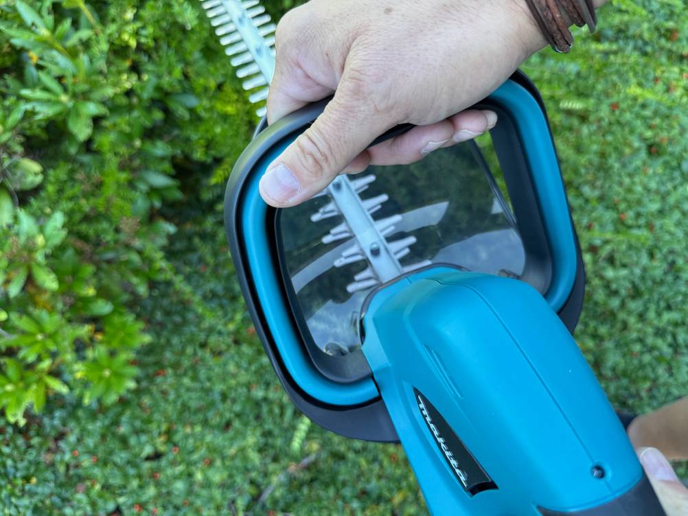 Der vordere Griff der Makita DUH523Z wird während der Anwendung von einer Hand festgehalten