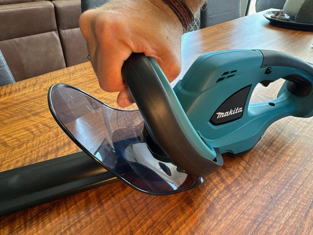 Eine Hand hält den vorderen Griff der Makita DUH523Z fest.