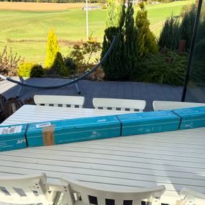 Der Karton der Makita DUN461WZ liegt auf einem Tisch.