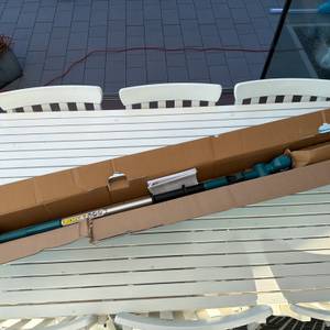 Der geöffnete Karton der Makita DUN461WZ.