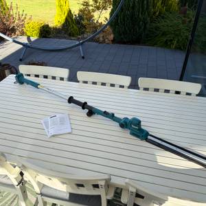 Die Makita DUN461WZ liegt auf einem Holztisch.