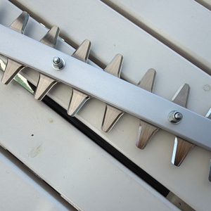 Die Klingen der Makita DUN461WZ in Nahaufnahme.