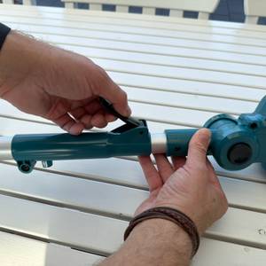 Zwei Hände verlängern die Makita DUN461WZ.