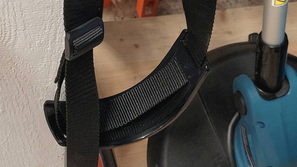 Detailansicht eines schwarzen Schultergurts von einem Akku-Rasentrimmer im Test.