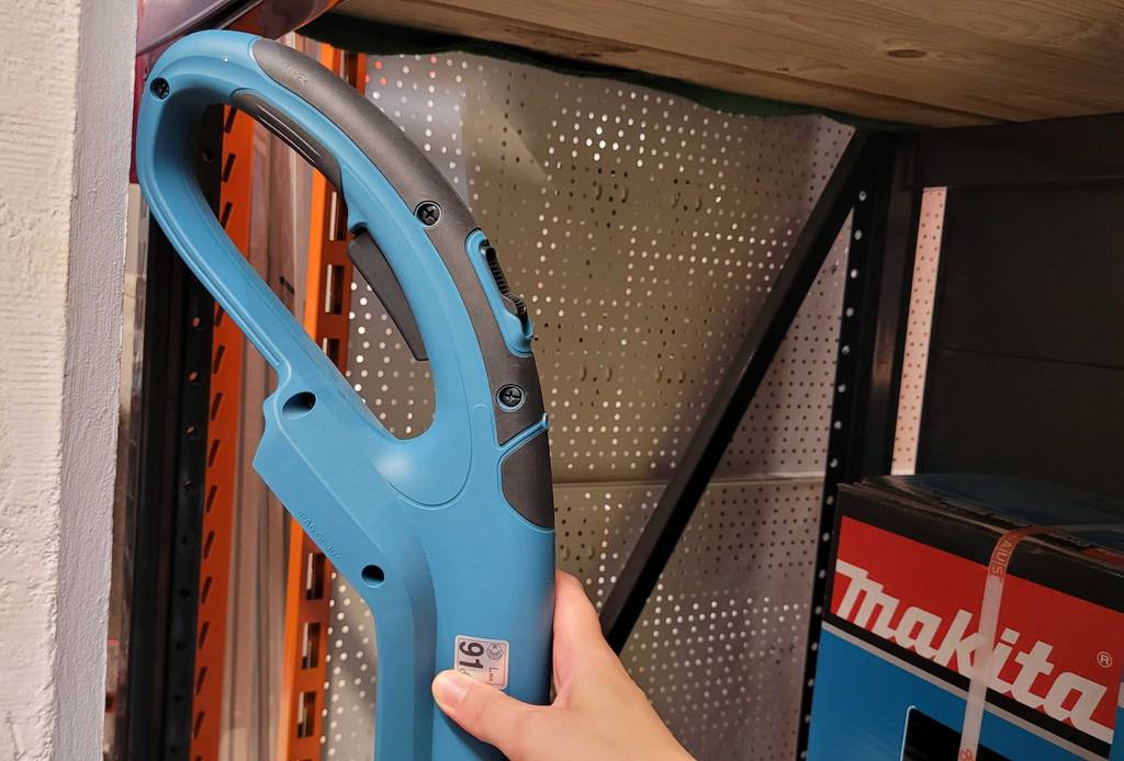 Nahaufnahme von einem Handgriff eines Makita Akku-Rasentrimmers im Test.