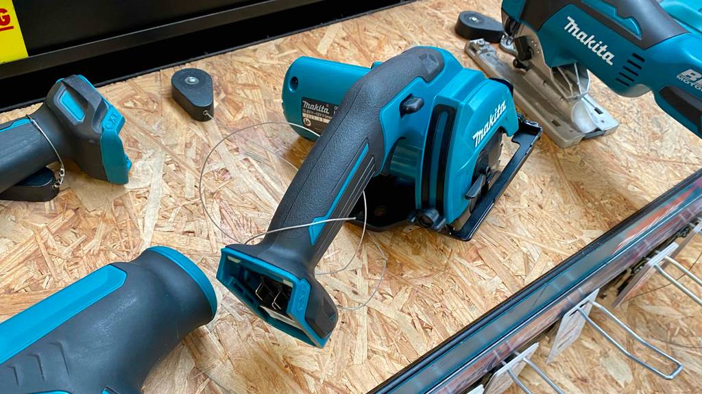 Makita Handkreissäge im Test: Ein Gerät liegt auf einer Spanholzfläche, von oben betrachtet.