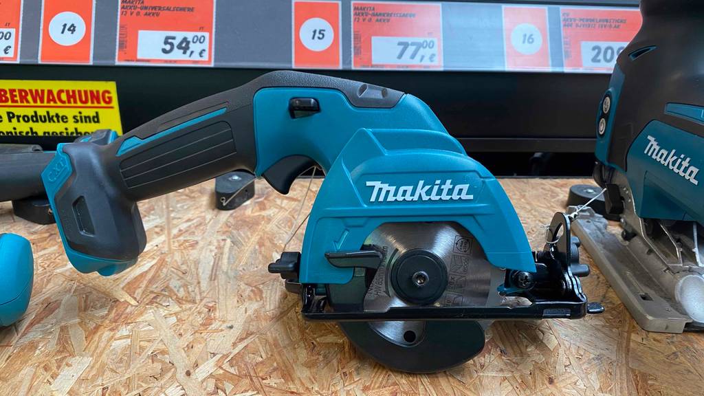 Der Markenname ist groß auf einer getesteten Makita Handkreissäge eingestanzt.