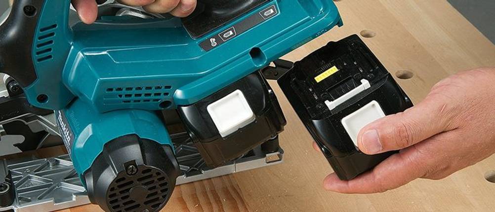 Makita Akku-Handkreissäge mit 2 x 18V-Akkus.
