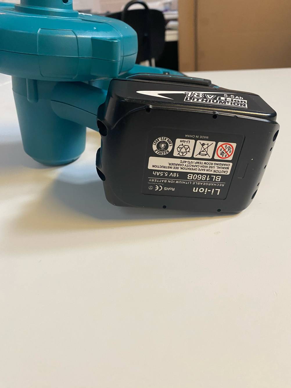 Makita-Laubbläser-Test: Auf der Unterseite des Akkus stehen Informationen zum Model und Handhabung.