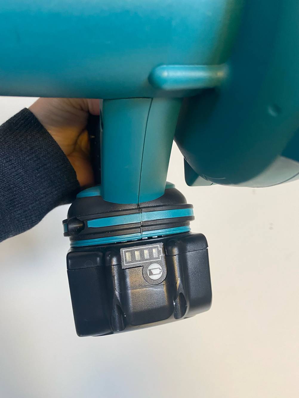Nahansicht der Akkustandsanzeige eines Makita-Laubbläsers im Test.