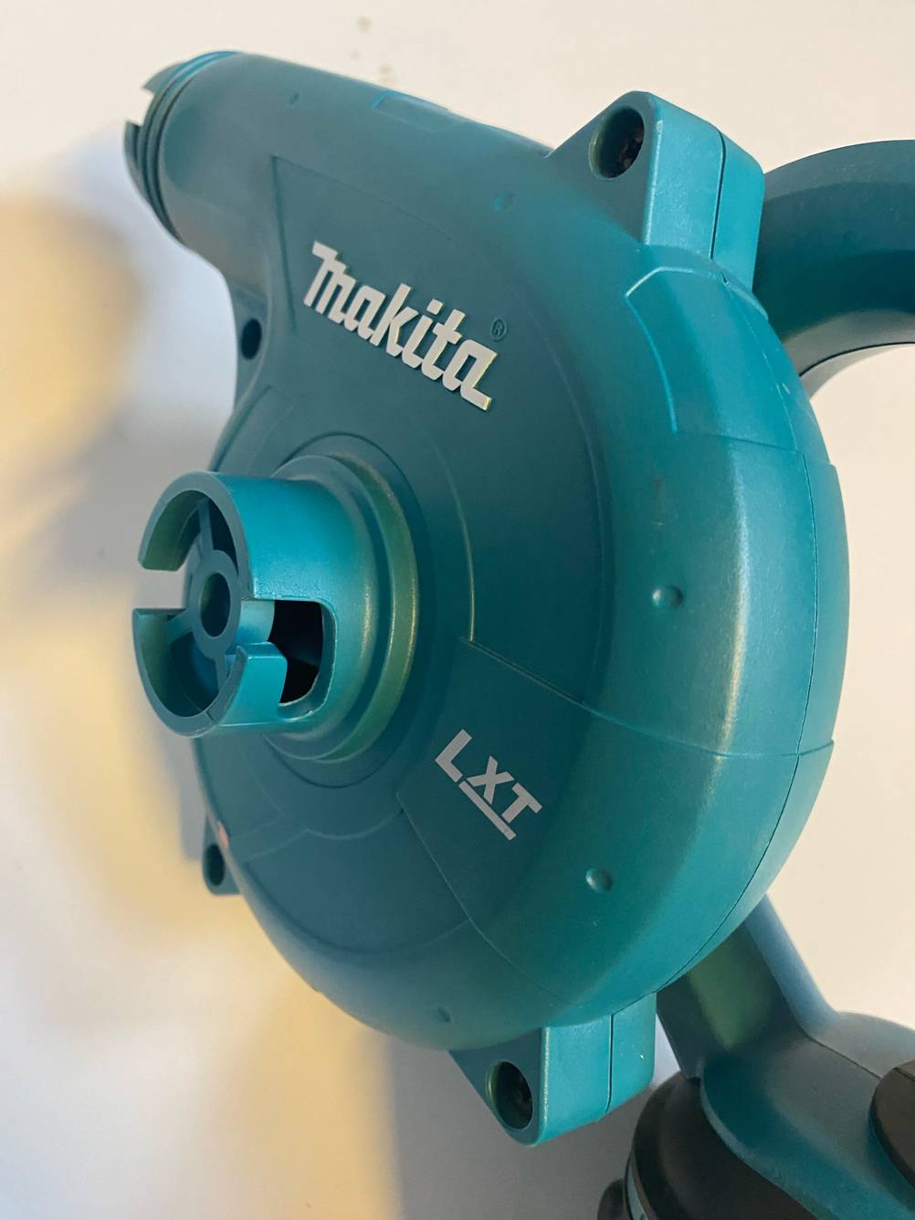Makita-Laubbläser getestet: Detailansicht des Anschlusses eines Geräts.