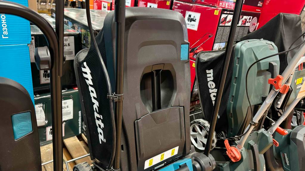 Detailansicht des Auffangkorbs eines Makita Rasenmähers im Test.