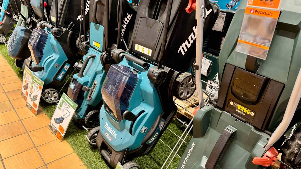 Makita Rasenmäher im Test: Mehrere Geräte stehen aufgebahrt nebeneinander.