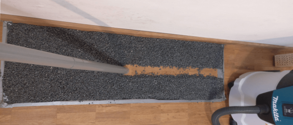 Die Saugeffizienz eines Makita Nass-Trockensaugers im Test.