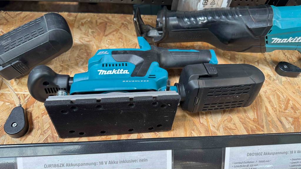 Makita-Schwingschleifer-Test: Blick auf die Unterseite mit der Schleiffläche.