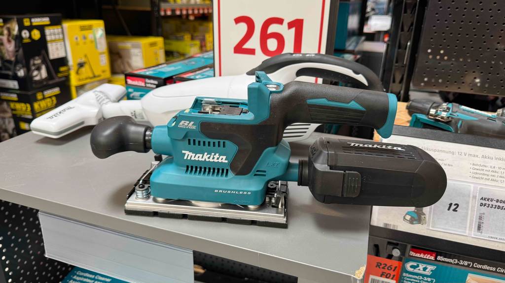 Ein Makita-Schwingschleifer steht zum testen auf einem grauen Regal.