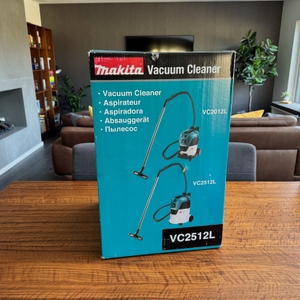 Der Karton des Makita VC2512L steht auf einem Tisch