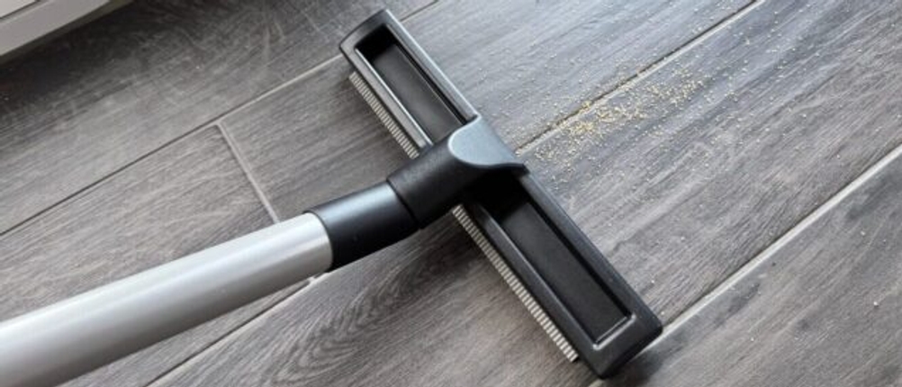 Der Makita VC2512L saugt den braunen Zucker auf