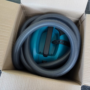 Der geöffnete Karton des Makita VC2512L von oben