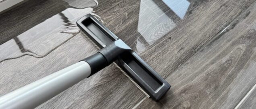 Der Makita VC2512L saugt die Pfütze weg.